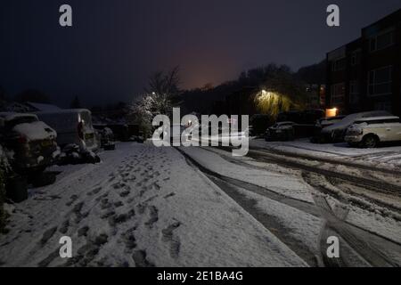 Biggin Hill,Kent,UK,6. Januar 2021,der erste Schneefall des Jahres kam über Nacht in Biggin Hill, Kent, wegen der drei steilen Hügel in und aus dem Tal Reisen ist schwierig. Die Prognose für heute ist 2C mit Schneebauer und eine allgemeine Brise.Quelle:Keith Larby/Alamy Live News Stockfoto