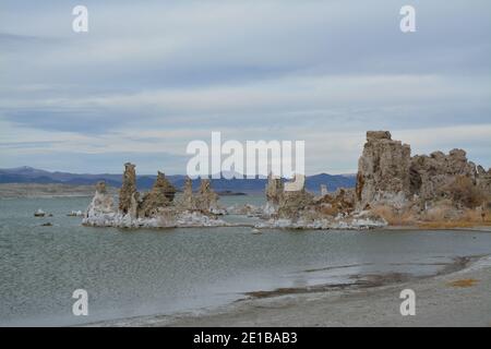 Wunderschönes Mono Lake Tufa State Natural Reserve im Osten Kaliforniens an einem kalten Dezembertag, Tuffstein-Felsnadeln in der Dämmerung Stockfoto