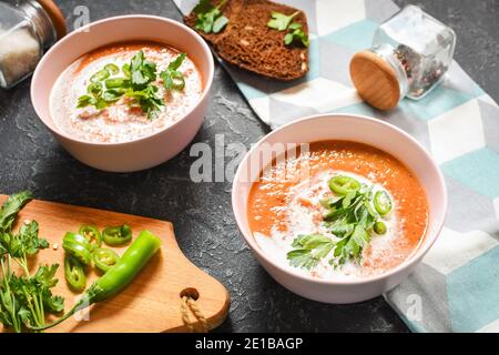 Rote Linsensuppe - leckere vegetarische Gerichte auf schwarzem Stein Hintergrund. Gesundes Mittagessen Stockfoto