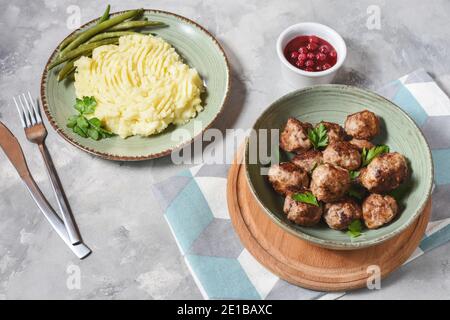 Schwedische Fleischbällchen mit Kartoffelpüree und grünen Bohnen Stockfoto