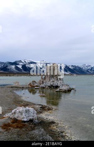 Wunderschönes Mono Lake Tufa State Natural Reserve im Osten Kaliforniens an einem kalten Dezembertag, Tuffstein-Felsnadeln in der Dämmerung Stockfoto