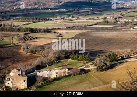 Provence im Winter, Landschaft mit Lavendelfeldern und alten Bauernhäusern In der Nähe von Mount ventoux Stockfoto