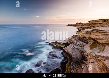 Spaziergang entlang der Pazifikküste im Kamay Botany Bay National Park Stockfoto