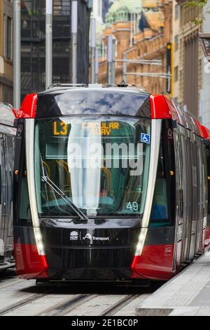 Das Stadtbahnnetz von Sydney (oder 'Sydney Light Rail') ist ein neu errichtetes öffentliches Nahverkehrssystem, das die Stadt Sydney, Australien, bedient. Es besteht derzeit aus drei Passagierstrecken: Die Linien L1 (City to Dulwich Hill), L2 (City to Randwick) und L3 (City to Kingsford). Im Geschäftsjahr 2020 (2019 bis 2020) wurden mehr als 12 Millionen Passagierfahrten auf dem Netz durchgeführt. Im Bild: Das Sydney Light Rail System auf der George Street am Wynyard Bahnhof im Stadtzentrum von Sydney. Stockfoto