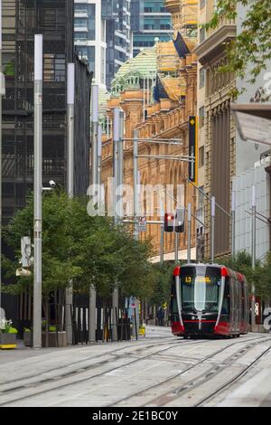 Das Stadtzentrum von Sydney, Australien, sieht immer noch leer aus in das neue Jahr 2021, da härtere Coronavirus-Beschränkungen (einschließlich obligatorischer Gesichtsmasken und heftige Verstöße Geldstrafen) verhängt werden. Im Bild: George Street im CBD von Sydney, einer der belebtesten Straßen Australiens, die menschenleer aussehen. Stockfoto