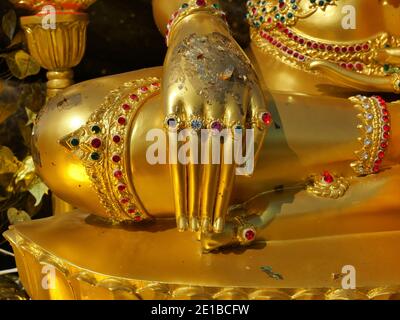 Hand auf Bein der Haltung der Unterwerfung Mara der goldenen sitzenden Buddha Statue, Skulptur als Amulette der Buddhismus Religion verwendet Stockfoto