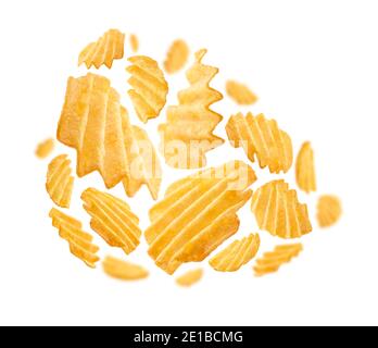 Gerillte Kartoffelchips levitieren auf weißem Hintergrund Stockfoto