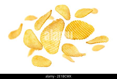 Gerillte Kartoffelchips levitieren auf weißem Hintergrund Stockfoto