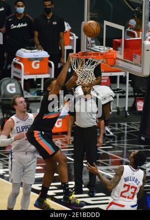 Los Angeles, Usa. Januar 2021. Der Slam Dunk von Rudy Gay von San Antonio Spurs springt vom Rand, während Patti Mills (5) von Los Angeles Clippers und Lou Williams (23) am Dienstag, den 5. Januar 2020 im Staples Center in Los Angeles bei der zweiten Halbzeit auf den Plan stehen. Die Spurs besiegten die Clippers 116-113 auf dem verpassten drei-Punkte-Schuss von Kawhi Leonard am Buzzer. Foto von Jim Ruymen/UPI Kredit: UPI/Alamy Live Nachrichten Stockfoto