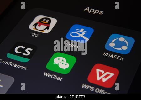 Stafford, Großbritannien - 6. Januar 2021: Alipay, WeChat, QQ, SHAREit, CamScanner, WPS Office-Apps auf dem Bildschirm des Smartphones gesehen. Verbotene Chinesen A Stockfoto