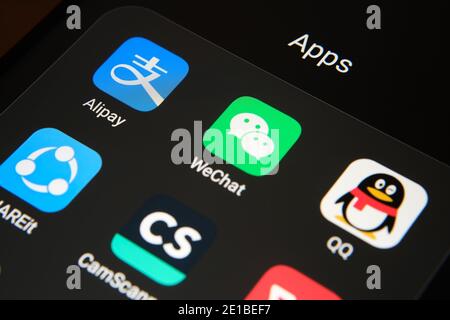 Stafford, Großbritannien - 6. Januar 2021: Alipay, WeChat, QQ, SHAREit, CamScanner, WPS Office-Apps auf dem Bildschirm des Smartphones gesehen. Verbotene Chinesen A Stockfoto