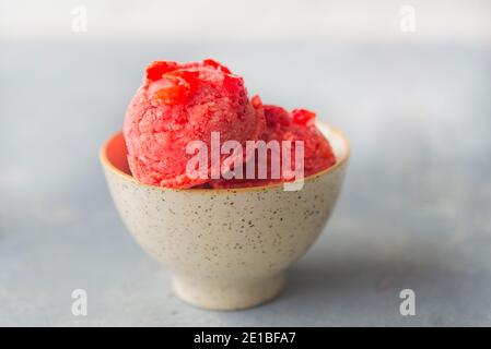 DAS BESTE ERDBEER-EIS REZEPT Stockfoto
