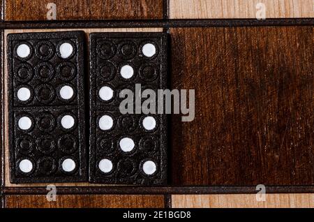 Dominosteine isoliert auf schwarzem Holz vintage Schachbrett Stockfoto