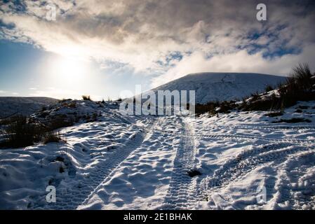 Clitheroe, Lancashire, Großbritannien. Januar 2021. Pendle Hill im Schnee, Clitheroe, Lancashire. Kredit: John Eveson/Alamy Live Nachrichten Stockfoto