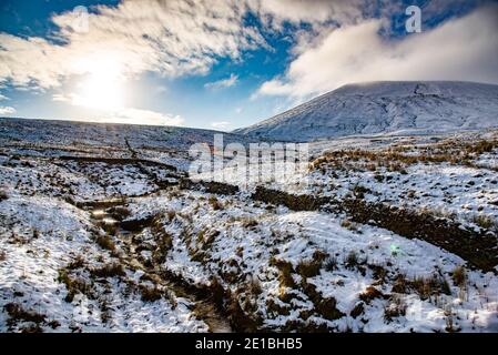 Clitheroe, Lancashire, Großbritannien. Januar 2021. Pendle Hill im Schnee, Clitheroe, Lancashire. Kredit: John Eveson/Alamy Live Nachrichten Stockfoto