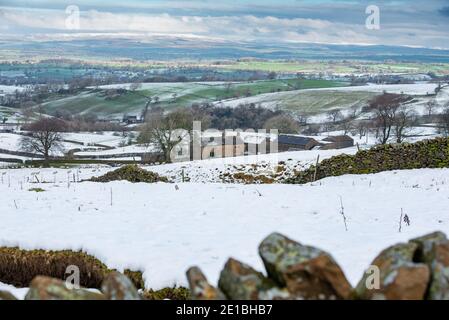 Clitheroe, Lancashire, Großbritannien. Januar 2021. Blick vom Pendle Hill im Schnee, Clitheroe, Lancashire. Kredit: John Eveson/Alamy Live Nachrichten Stockfoto