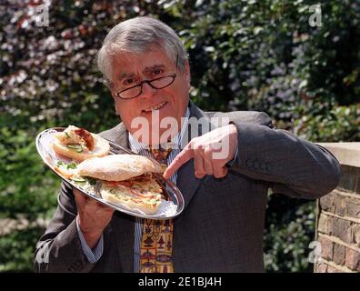 Datei Foto vom 16/05/1997 von Albert Roux, der Koch und Gastronom ist im Alter von 85 Jahren gestorben. Stockfoto