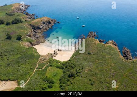 Luftaufnahme der kleinen Bucht "anse de Soux" und seinem Strand. Segelschiffe liegen vor Anker. Stockfoto
