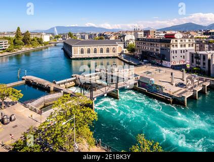 Hochwinkelansicht des Seujet-Staudamms an der Rhone in Genf. Stockfoto