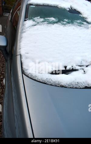 Nahaufnahme der Windschutzscheibe und des Wischerblatts, die in abgedeckt sind Tiefweißer Schnee im Winter Stockfoto