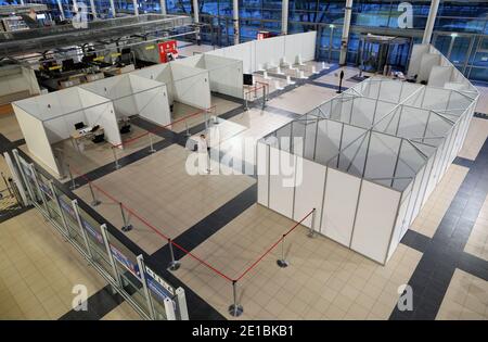 Laage, Deutschland. Januar 2021. Sven Thüne, Leiter der Impfstelle des Bezirks Rostock, steht im voll ausgestatteten Impfzentrum am Terminal des Flughafens Rostock-Laage. Am 12.01.2021 sollen die Impfzentren des Staates ihre Arbeit beginnen. Quelle: Bernd Wüstneck/dpa-Zentralbild/dpa/Alamy Live News Stockfoto