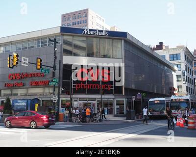 Bild eines Marshalls-Geschäfts, in dem sich eine CVS-Apotheke in Philadelphia befindet. Stockfoto