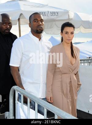 Berichte haben behauptet, dass die Ehe von Kim Kardashian und Kanye West nach sechs Jahren kurz vor dem Ende steht - Akte - Aktenfoto vom 23. Mai 2012 von Kim Kardashian und Kanye West, die den Nikki-Strand in Cannes, Frankreich verlassen. DER US-Rapper Kanye West nahm am Wochenende auf Twitter Teil, um zu verkünden, dass er für das Präsidentenamt kandidiert, wobei seine Erklärung schnell viral und zu einer Flut von Spekulationen geführt hat. Seine Frau Kim Kardashian West und der Unternehmer Elon Musk unterstützten ihn. Foto von Favier/ABACAPRESS.COM Stockfoto