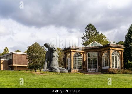 Lady Hare Sitting: Von Sophie Ryder. Yorkshire Sculpture Park, England. Stockfoto