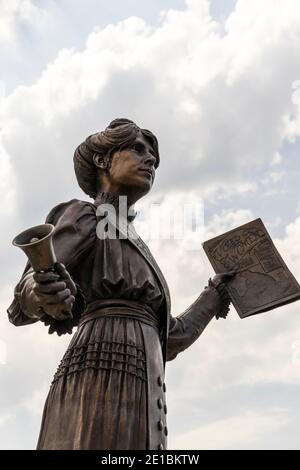 Statue von Annie Kenny politische Aktivistin und homegrown Suffragette für die Women's Social and Political Union im Zentrum von Oldham, England. Stockfoto