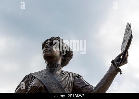 Statue von Annie Kenny politische Aktivistin und homegrown Suffragette für die Women's Social and Political Union im Zentrum von Oldham, England. Stockfoto