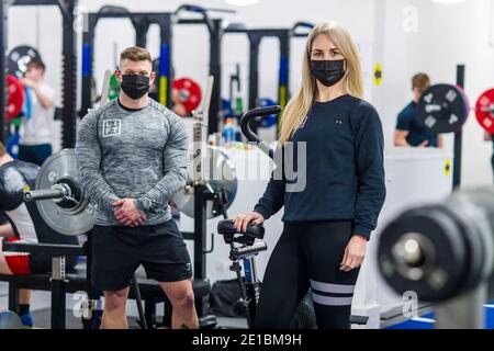 Die Regisseure Laura Morrison und Andrew Smith von LIFT Gym stehen im Fitnessstudio in Edinburghs Gorgie-Gegend. Andrew sagt Zahlen, warum es sicher ist, für Fitness-Studios zu diesem Zeitpunkt offen zu sein. "Übertragungsraten – 1.41 Fälle/100,000 Besuche und halten stabil trotz der Zunahme der allgemeinen Bevölkerung" (UK aktiv 18. Dezember) Andrew über Besucher und Übertragung von covid. '22,000 Besuche und keine Übertragung vor Ort.' Für die Finanzierung Andy erklärt, dass "die schottische Regierung verweigert Fitness-Studios mit einem rateable Wert von über £50,001 Zuschüsse, dies ist trotz Nachtclubs, Gastfreundschaft, Soft-Play-Veranstaltungsorte mit dem gleichen rateable Wert Stockfoto