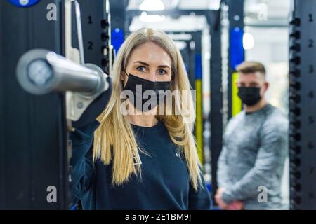 Die Regisseure Laura Morrison und Andrew Smith von LIFT Gym stehen im Fitnessstudio in Edinburghs Gorgie-Gegend. Andrew sagt Zahlen, warum es sicher ist, für Fitness-Studios zu diesem Zeitpunkt offen zu sein. "Übertragungsraten – 1.41 Fälle/100,000 Besuche und halten stabil trotz der Zunahme der allgemeinen Bevölkerung" (UK aktiv 18. Dezember) Andrew über Besucher und Übertragung von covid. '22,000 Besuche und keine Übertragung vor Ort.' Für die Finanzierung Andy erklärt, dass "die schottische Regierung verweigert Fitness-Studios mit einem rateable Wert von über £50,001 Zuschüsse, dies ist trotz Nachtclubs, Gastfreundschaft, Soft-Play-Veranstaltungsorte mit dem gleichen rateable Wert Stockfoto