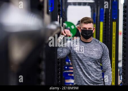 Die Regisseure Laura Morrison und Andrew Smith von LIFT Gym stehen im Fitnessstudio in Edinburghs Gorgie-Gegend. Andrew sagt Zahlen, warum es sicher ist, für Fitness-Studios zu diesem Zeitpunkt offen zu sein. "Übertragungsraten – 1.41 Fälle/100,000 Besuche und halten stabil trotz der Zunahme der allgemeinen Bevölkerung" (UK aktiv 18. Dezember) Andrew über Besucher und Übertragung von covid. '22,000 Besuche und keine Übertragung vor Ort.' Für die Finanzierung Andy erklärt, dass "die schottische Regierung verweigert Fitness-Studios mit einem rateable Wert von über £50,001 Zuschüsse, dies ist trotz Nachtclubs, Gastfreundschaft, Soft-Play-Veranstaltungsorte mit dem gleichen rateable Wert Stockfoto