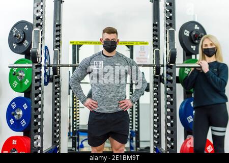 Die Regisseure Laura Morrison und Andrew Smith von LIFT Gym stehen im Fitnessstudio in Edinburghs Gorgie-Gegend. Andrew sagt Zahlen, warum es sicher ist, für Fitness-Studios zu diesem Zeitpunkt offen zu sein. "Übertragungsraten – 1.41 Fälle/100,000 Besuche und halten stabil trotz der Zunahme der allgemeinen Bevölkerung" (UK aktiv 18. Dezember) Andrew über Besucher und Übertragung von covid. '22,000 Besuche und keine Übertragung vor Ort.' Für die Finanzierung Andy erklärt, dass "die schottische Regierung verweigert Fitness-Studios mit einem rateable Wert von über £50,001 Zuschüsse, dies ist trotz Nachtclubs, Gastfreundschaft, Soft-Play-Veranstaltungsorte mit dem gleichen rateable Wert Stockfoto