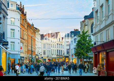 BRÜSSEL, BELGIEN - 05. OKTOBER 2019: Menschenmenge, die durch die Altstadt-Einkaufsstraße von Brüssel läuft Stockfoto