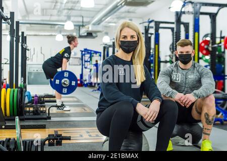 Die Regisseure Laura Morrison und Andrew Smith von LIFT Gym stehen im Fitnessstudio in Edinburghs Gorgie-Gegend. Andrew sagt Zahlen, warum es sicher ist, für Fitness-Studios zu diesem Zeitpunkt offen zu sein. "Übertragungsraten – 1.41 Fälle/100,000 Besuche und halten stabil trotz der Zunahme der allgemeinen Bevölkerung" (UK aktiv 18. Dezember) Andrew über Besucher und Übertragung von covid. '22,000 Besuche und keine Übertragung vor Ort.' Für die Finanzierung Andy erklärt, dass "die schottische Regierung verweigert Fitness-Studios mit einem rateable Wert von über £50,001 Zuschüsse, dies ist trotz Nachtclubs, Gastfreundschaft, Soft-Play-Veranstaltungsorte mit dem gleichen rateable Wert Stockfoto