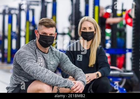 Die Regisseure Laura Morrison und Andrew Smith von LIFT Gym stehen im Fitnessstudio in Edinburghs Gorgie-Gegend. Andrew sagt Zahlen, warum es sicher ist, für Fitness-Studios zu diesem Zeitpunkt offen zu sein. "Übertragungsraten – 1.41 Fälle/100,000 Besuche und halten stabil trotz der Zunahme der allgemeinen Bevölkerung" (UK aktiv 18. Dezember) Andrew über Besucher und Übertragung von covid. '22,000 Besuche und keine Übertragung vor Ort.' Für die Finanzierung Andy erklärt, dass "die schottische Regierung verweigert Fitness-Studios mit einem rateable Wert von über £50,001 Zuschüsse, dies ist trotz Nachtclubs, Gastfreundschaft, Soft-Play-Veranstaltungsorte mit dem gleichen rateable Wert Stockfoto