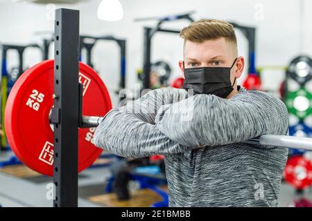 Die Regisseure Laura Morrison und Andrew Smith von LIFT Gym stehen im Fitnessstudio in Edinburghs Gorgie-Gegend. Andrew sagt Zahlen, warum es sicher ist, für Fitness-Studios zu diesem Zeitpunkt offen zu sein. "Übertragungsraten – 1.41 Fälle/100,000 Besuche und halten stabil trotz der Zunahme der allgemeinen Bevölkerung" (UK aktiv 18. Dezember) Andrew über Besucher und Übertragung von covid. '22,000 Besuche und keine Übertragung vor Ort.' Für die Finanzierung Andy erklärt, dass "die schottische Regierung verweigert Fitness-Studios mit einem rateable Wert von über £50,001 Zuschüsse, dies ist trotz Nachtclubs, Gastfreundschaft, Soft-Play-Veranstaltungsorte mit dem gleichen rateable Wert Stockfoto