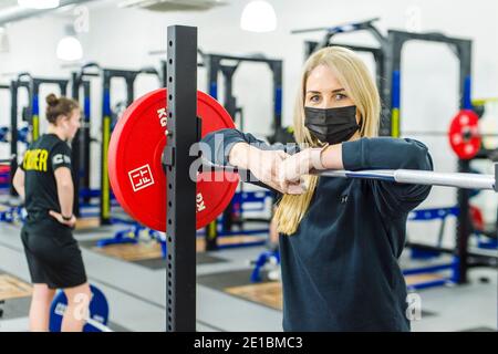 Die Regisseure Laura Morrison und Andrew Smith von LIFT Gym stehen im Fitnessstudio in Edinburghs Gorgie-Gegend. Andrew sagt Zahlen, warum es sicher ist, für Fitness-Studios zu diesem Zeitpunkt offen zu sein. "Übertragungsraten – 1.41 Fälle/100,000 Besuche und halten stabil trotz der Zunahme der allgemeinen Bevölkerung" (UK aktiv 18. Dezember) Andrew über Besucher und Übertragung von covid. '22,000 Besuche und keine Übertragung vor Ort.' Für die Finanzierung Andy erklärt, dass "die schottische Regierung verweigert Fitness-Studios mit einem rateable Wert von über £50,001 Zuschüsse, dies ist trotz Nachtclubs, Gastfreundschaft, Soft-Play-Veranstaltungsorte mit dem gleichen rateable Wert Stockfoto