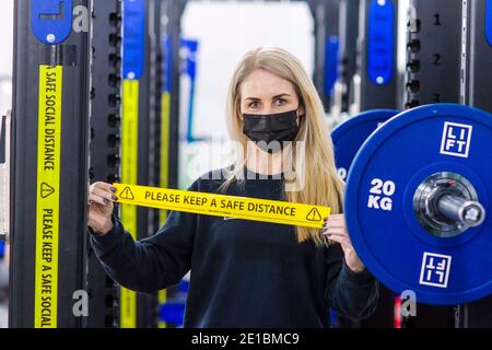 Die Regisseure Laura Morrison und Andrew Smith von LIFT Gym stehen im Fitnessstudio in Edinburghs Gorgie-Gegend. Andrew sagt Zahlen, warum es sicher ist, für Fitness-Studios zu diesem Zeitpunkt offen zu sein. "Übertragungsraten – 1.41 Fälle/100,000 Besuche und halten stabil trotz der Zunahme der allgemeinen Bevölkerung" (UK aktiv 18. Dezember) Andrew über Besucher und Übertragung von covid. '22,000 Besuche und keine Übertragung vor Ort.' Für die Finanzierung Andy erklärt, dass "die schottische Regierung verweigert Fitness-Studios mit einem rateable Wert von über £50,001 Zuschüsse, dies ist trotz Nachtclubs, Gastfreundschaft, Soft-Play-Veranstaltungsorte mit dem gleichen rateable Wert Stockfoto