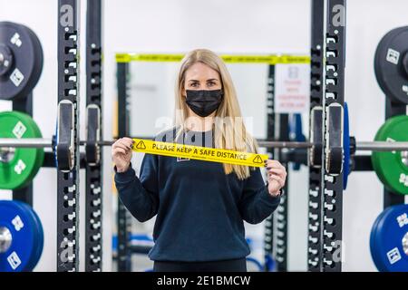 Die Regisseure Laura Morrison und Andrew Smith von LIFT Gym stehen im Fitnessstudio in Edinburghs Gorgie-Gegend. Andrew sagt Zahlen, warum es sicher ist, für Fitness-Studios zu diesem Zeitpunkt offen zu sein. "Übertragungsraten – 1.41 Fälle/100,000 Besuche und halten stabil trotz der Zunahme der allgemeinen Bevölkerung" (UK aktiv 18. Dezember) Andrew über Besucher und Übertragung von covid. '22,000 Besuche und keine Übertragung vor Ort.' Für die Finanzierung Andy erklärt, dass "die schottische Regierung verweigert Fitness-Studios mit einem rateable Wert von über £50,001 Zuschüsse, dies ist trotz Nachtclubs, Gastfreundschaft, Soft-Play-Veranstaltungsorte mit dem gleichen rateable Wert Stockfoto