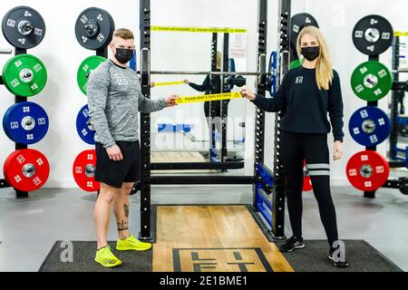 Die Regisseure Laura Morrison und Andrew Smith von LIFT Gym stehen im Fitnessstudio in Edinburghs Gorgie-Gegend. Andrew sagt Zahlen, warum es sicher ist, für Fitness-Studios zu diesem Zeitpunkt offen zu sein. "Übertragungsraten – 1.41 Fälle/100,000 Besuche und halten stabil trotz der Zunahme der allgemeinen Bevölkerung" (UK aktiv 18. Dezember) Andrew über Besucher und Übertragung von covid. '22,000 Besuche und keine Übertragung vor Ort.' Für die Finanzierung Andy erklärt, dass "die schottische Regierung verweigert Fitness-Studios mit einem rateable Wert von über £50,001 Zuschüsse, dies ist trotz Nachtclubs, Gastfreundschaft, Soft-Play-Veranstaltungsorte mit dem gleichen rateable Wert Stockfoto