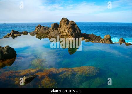 Baden in natürlichen Lava-Ozeanpools. Lavabecken sind die Hauptattraktion von Madeira. Stockfoto