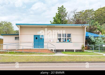 Die Corlette Community Hall in Port Stephens, New South Wales, Australien, ist ein modernes Gebäude aus Holz und Fibrozement aus der Nachkriegszeit. Stockfoto