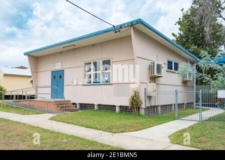 Die Corlette Community Hall in Port Stephens, New South Wales, Australien, ist ein modernes Gebäude aus Holz und Fibrozement aus der Nachkriegszeit. Stockfoto