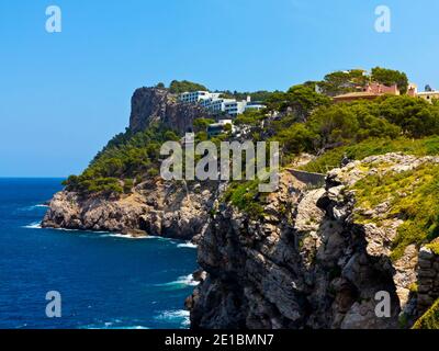 Felsklippen an der Küste bei Port de Soller an der Nordwestküste Mallorcas auf den Balearen von Spanien. Stockfoto