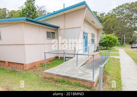 Die Corlette Community Hall in Port Stephens, New South Wales, Australien, ist ein modernes Gebäude aus Holz und Fibrozement aus der Nachkriegszeit. Stockfoto