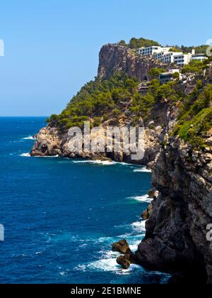 Felsklippen an der Küste bei Port de Soller an der Nordwestküste Mallorcas auf den Balearen von Spanien. Stockfoto