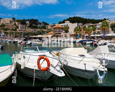 Boote im Hafen von Port de Soller ein Resort an der Nordwestküste Mallorcas auf den Balearen Spaniens mit Bergen in der Ferne. Stockfoto