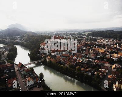 Luftpanorama der historischen Altstadt von Füssen Füssen hohes Schloss Benediktinerkloster St. Mang am lech im Ostallgäu Allgau, Schwaben B Stockfoto